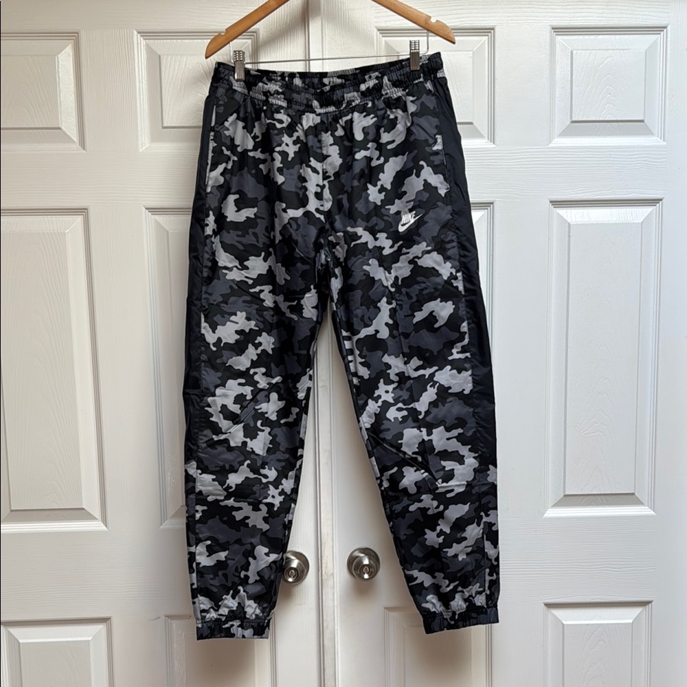 Nike Men's Gray Camo Joggers